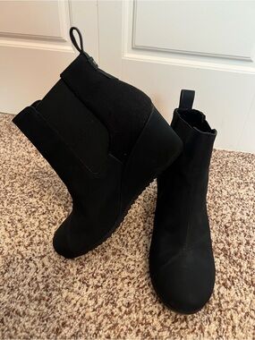 TOMS Black Wedge Chelsea Ankle Boots - Women's Sz 9
